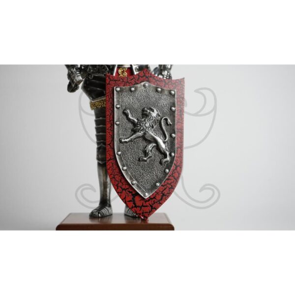 Armadura medieval mini de templarios con espada y escudo decorado con un león