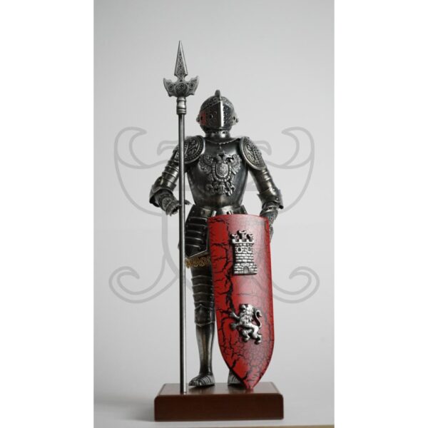 Armadura medieval con escudo decorado en rojo